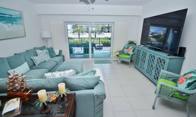 New Smyrna Beach Condo | Cute Coastal Condo in Oceanwalk! Perfect for Large Families.