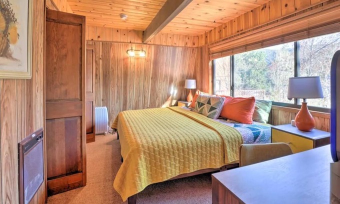 Pine Mountain Club Cabin | Cute colorful alpine cabin with Hot Tub!