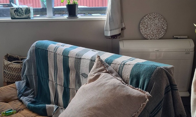 Clyde House | Cute colourful Kiwi style bach /cottage