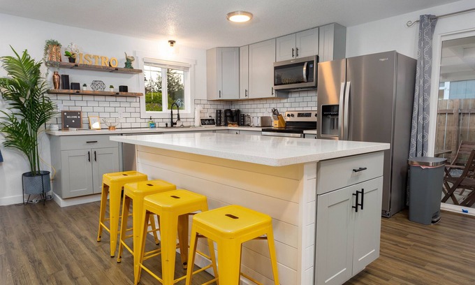 Lakewood House | Cute Convenient Lakewood Retreat