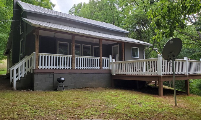 Sylva Cottage | Cute Cottage Above the Creek