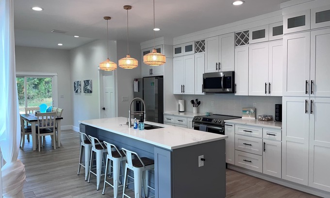 Foley House | Cute cottage! Close to Sports Complex, OWA, beaches, shopping, restaurants.