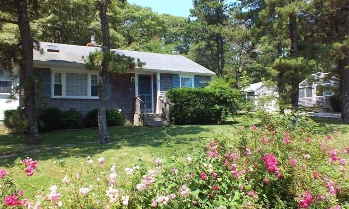 South Chatham House | Cute Cottage - Half Mile to Nantucket Sound! (1976)