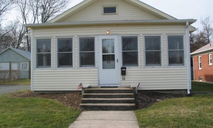 Narragansett Pier House | Cute Cottage Located in the Heart of the Pier