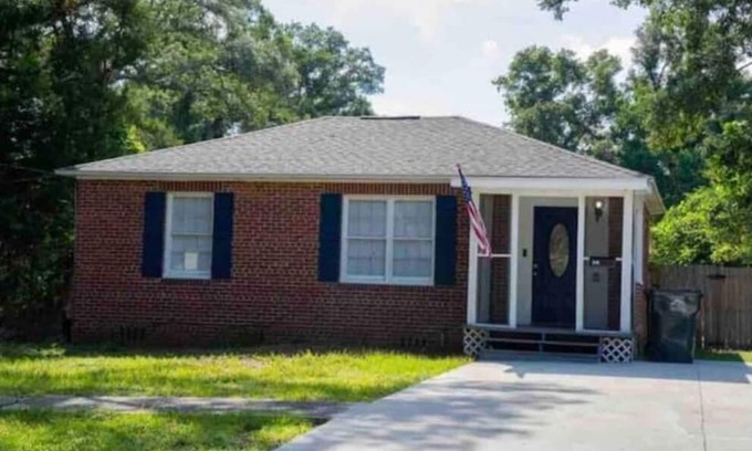 Navy Point House | Cute cottage near the Navy base