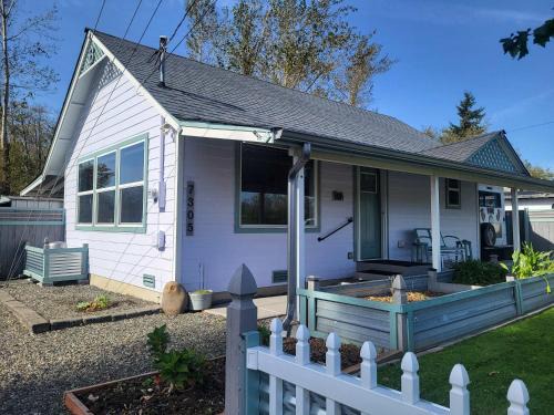 Birch Bay Apartment | Cute Cottage with fully fenced yard