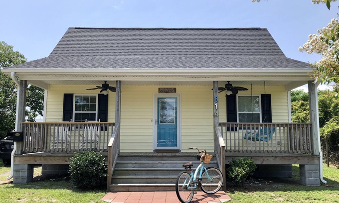 Morehead City House | Cute cottage within walking distance to historic downtown Beaufort, NC.