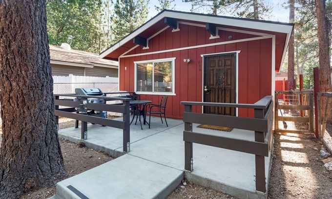 Sugarloaf Cabin | Cute Cozy Cabin - Nestled in the quiet neighborhood of Sugarloaf. Smart TV, Fireplace, BBQ