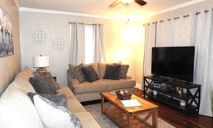 Clarksville House | Cute & Cozy Cottage near Downtown APSU!