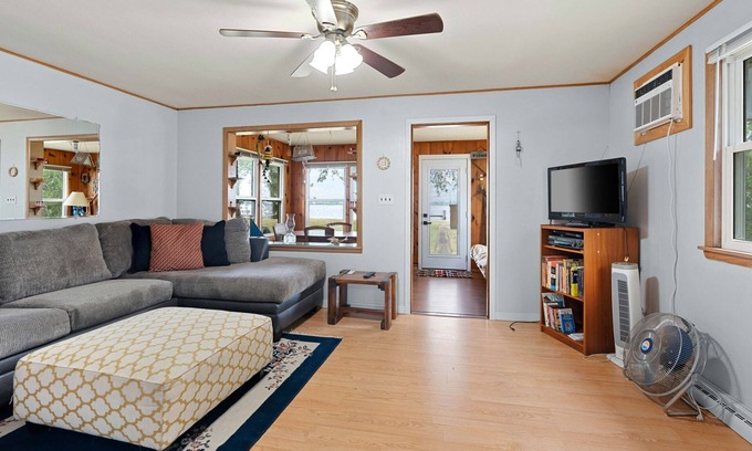 Butte Des Morts House | Cute + Cozy Cottage on Lake Butte des Morts