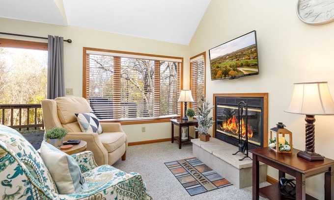 The Galena Territory Villa | Cute & Cozy Golf Villa, King Bed, Wood Fireplace, Near Spa, Trails