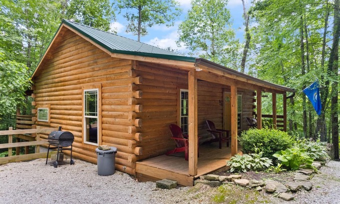 Rogers Cabin | Cute, Cozy Log Cabin, Private setting, Decorated in red & black Rooster theme.