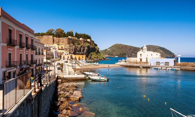 Lipari Historic Centre Apartment | Cute Double Apartment By Halldis