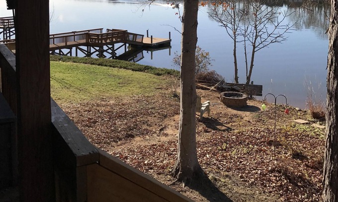 Southmont House | Cute family lakehouse on High Rock lake with beach and beautiful view!