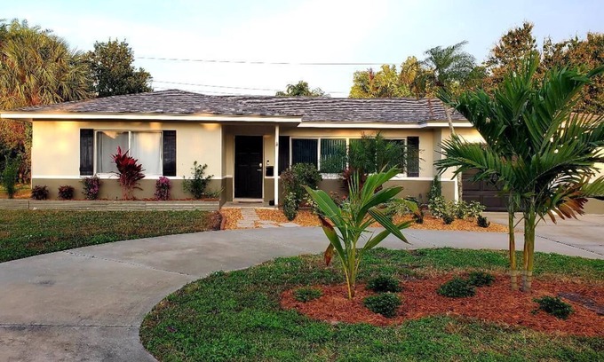 Tropical Shores House | Cute Florida Ranch that's close to everything! Great location!