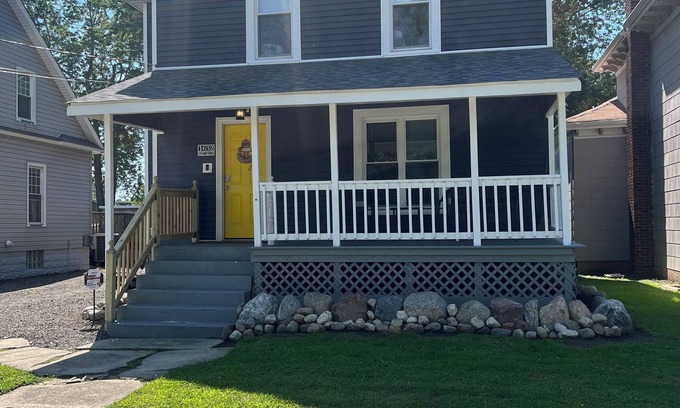 Ashtabula House | Cute Harbor Home close to the Lake, Beach & Bridge St