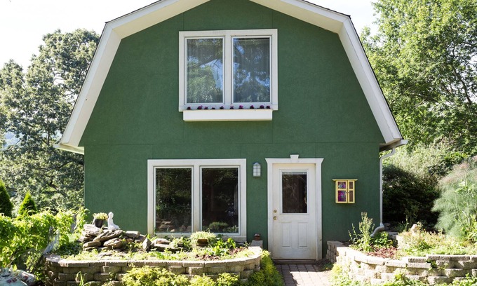 Fletcher Cottage | Cute Heart Cottage