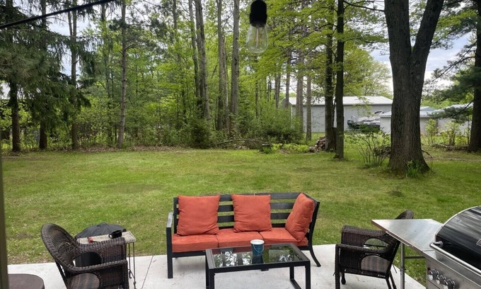 Waupaca House | Cute home across the street from full rec-Chain O Lakes Waupaca