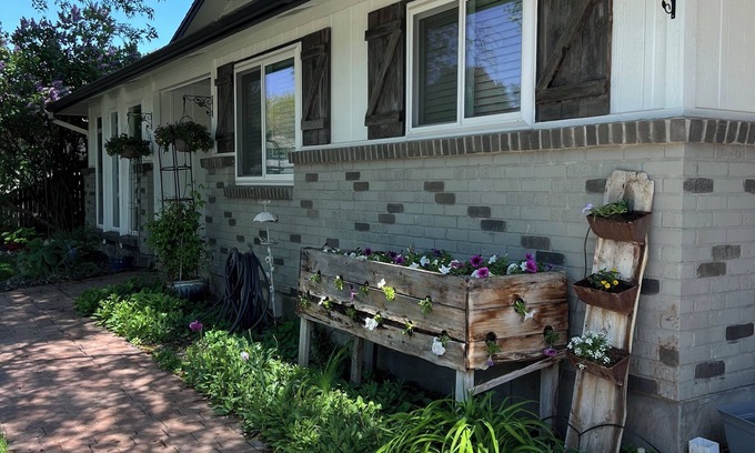 Eagle House | Cute home in quiet subdivision in small town of Eagle ID
