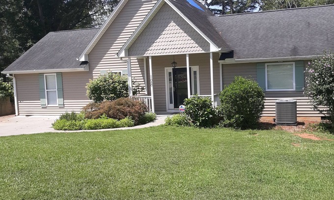 Townville House | Cute House on Lake Hartwell- Dock Access!nPETS ALLOWED!