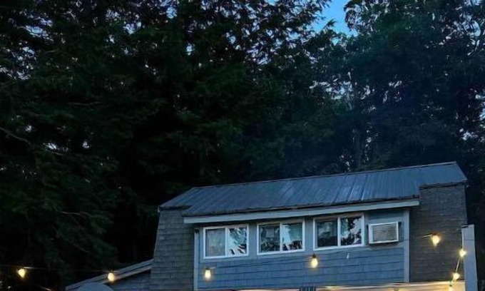 Stetson Cabin | Cute lakeside cottage