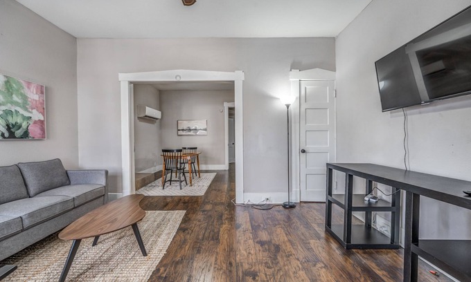 Memphis Apartment | Cute Midtown Apartment V1