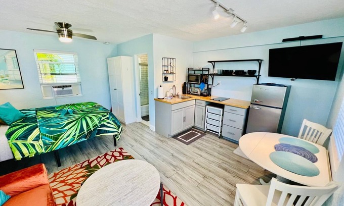 Lake Worth Apartment | Cute & modern studio apartment in prime location in downtown Lake Worth Beach!