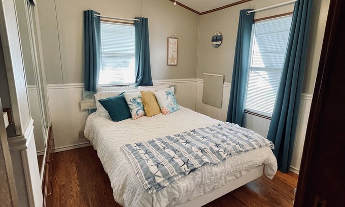 Sarasota House | Cute one bedroom home close to beaches with a pool!