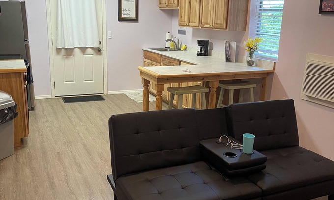 Holly Hill Cottage | CUTE PRIVATE 1 BEDROOM HOUSE 1.5 MILES FROM BEACH