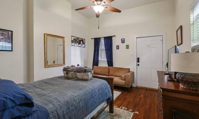 Mid-City House | Cute Studio | Central | 4 Blocks to Streetcar