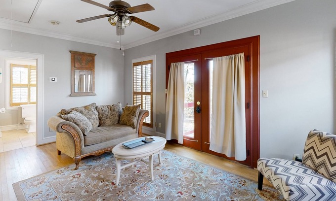 Westside House | Cute studio cottage with central AC and private W/D