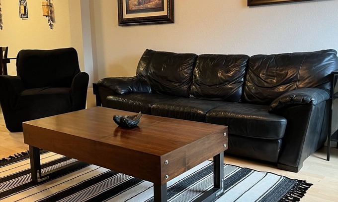 Villa Heights House | Cute Townhome 9 min to Uptown, Queen & Full Beds+YoutubeTV+Redzn