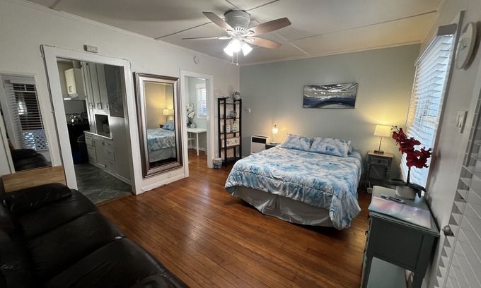 Bluff Heights Apartment | Cute Tropical Beach Studio Walk to Ocean and All!