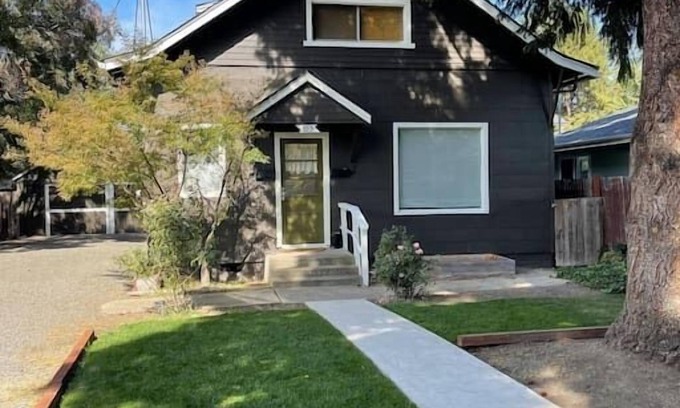 Medford Apartment | Cute vintage style boho apartment near downtown Medford. Convenient to medical and I-5 freeway.