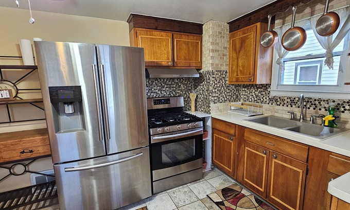 Cheektowaga House | Cute Westbrook home very close to Buff Airport n 30 minutes from Niagara Falls