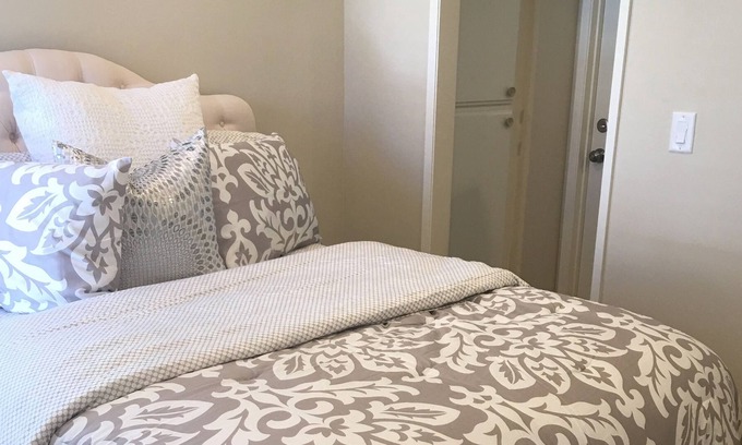 Thousand Oaks Condo | CUTEST AND CLEANEST ROOM IN OAK PARK! 20 MINUTES TO MALIBU, MINUTES TO AMGEN!