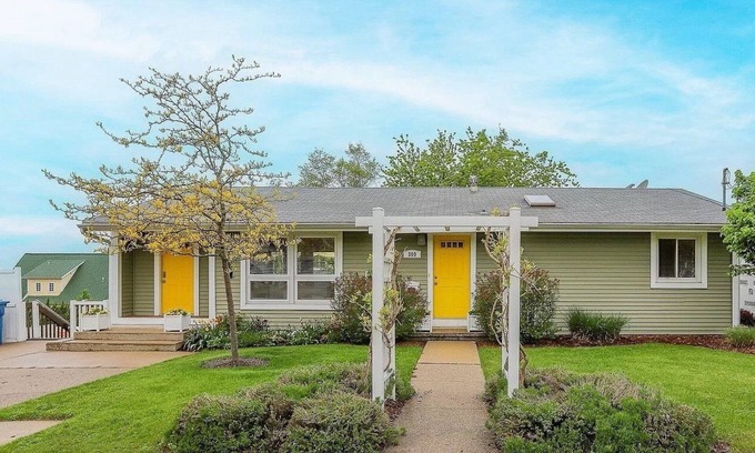 Grand Haven House | Cutest home, close to boardwalk, downtown, restaurants, and beach