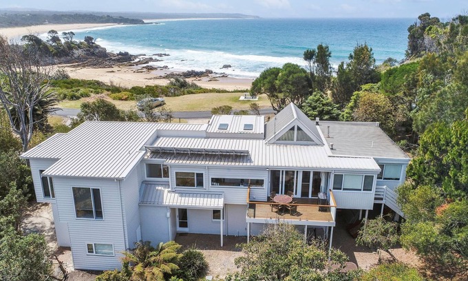 Barragga Bay House | Cuttagee Views - 22 Cuttagee Beach Rd- Linen and wifi