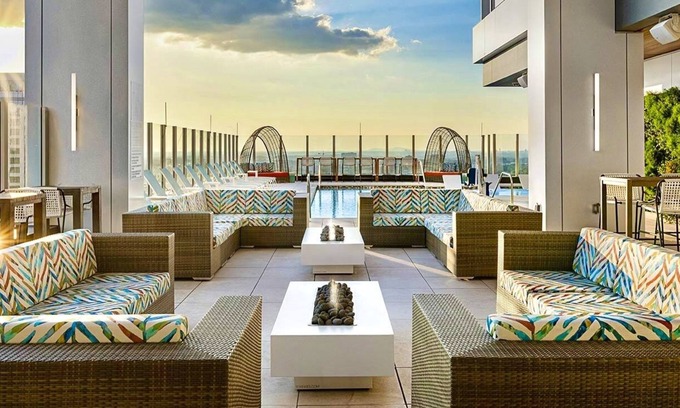 Downtown Atlanta Condo | CW Atlanta - HUGE 2BR PRES. - Rooftop Pool & Bar - Walk to MB Stadium, SF Arena