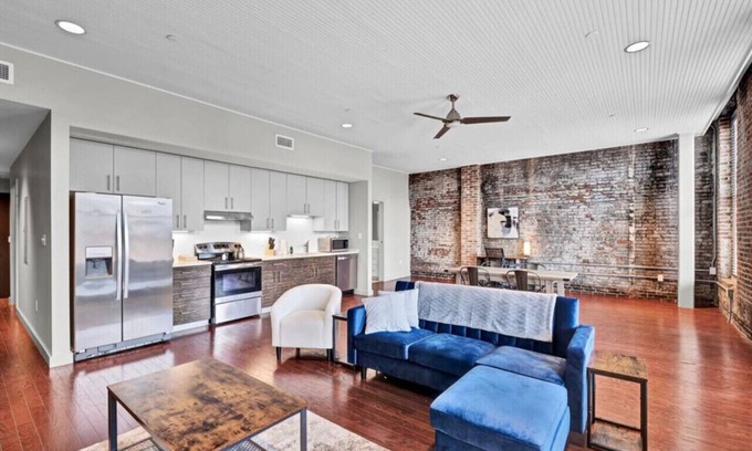 Downtown Louisville Apartment | CW Downtown 1 BR King Heart of Whiskey Row 301