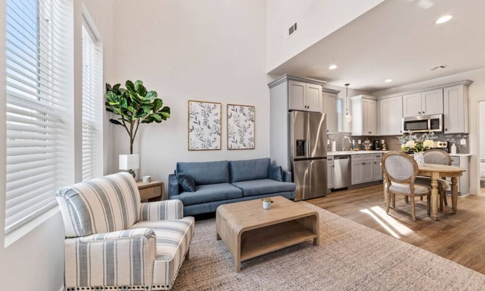 Lafayette House | Cypress House/Cajun luxury/KING bed/Near Airport