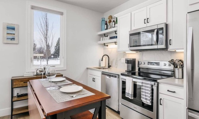 Traverse City Condo | Cypress Parkside Condo - Dog Friendly!