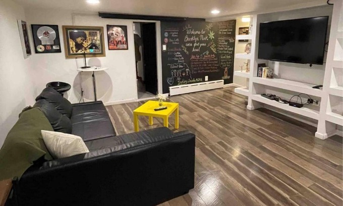 East New York Apartment | DÉRIVE STAYS- BROOKLYN NOOK w/RETRO OUTDOOR PATIO
