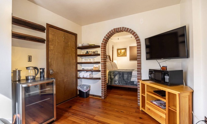 Stanardsville Condo | D · Royal Suite at White Lotus Eco Spa Retreat