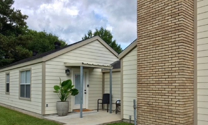 Prien House | D's Cottage South Lake Charles Comfortable and Private