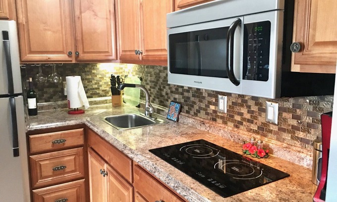 Historic Kailua Village Apartment | Da KONA WEST 305 - listen to the ocean waves crashing ! 30 + days stays