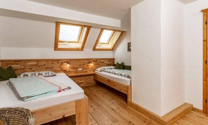 Gossenberg Apartment | Dachsteinblick - Zweibettzimmer mit Dusche, WC - Klausnerhof
