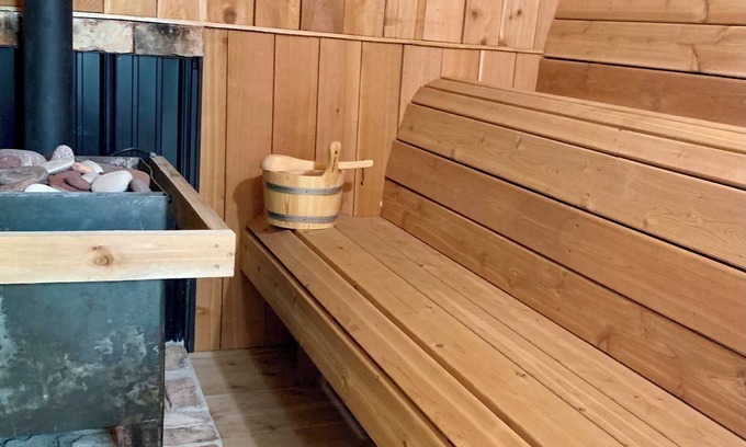 Ironwood House | "Dad's Garage" Cozy 2-bdrm house w/Sauna, Fireplace, King Bed, WiFi & AC