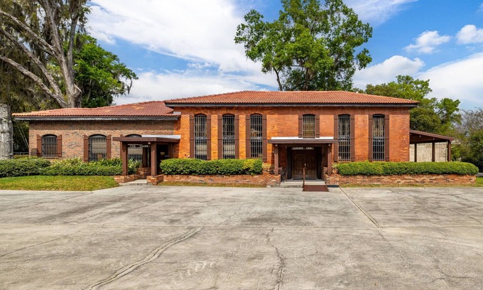 Dade City House | Dade City's Historic 1892 Locke Inn Estate