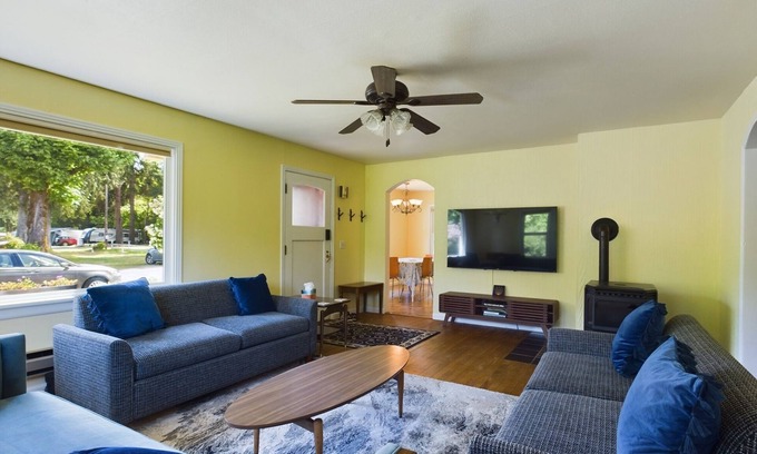 Packwood House | Daffodil Cottage! Downtown Packwood, walk to brewery, restaurants, shops! WIFI